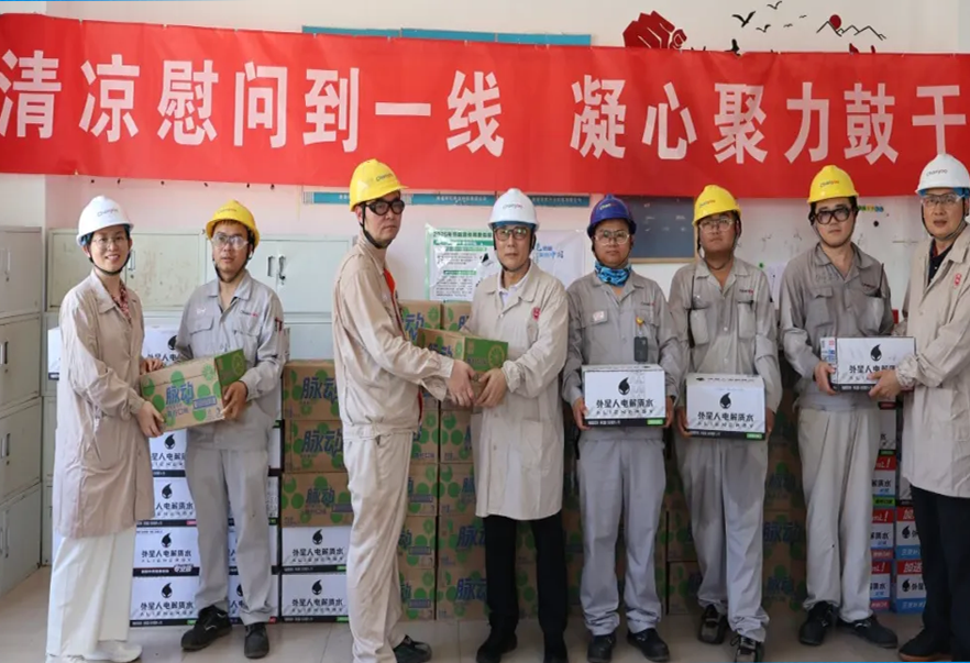 常藥廠(chǎng)董事長(cháng)衣學(xué)福一行慰問(wèn)南通常佑一線(xiàn)員工